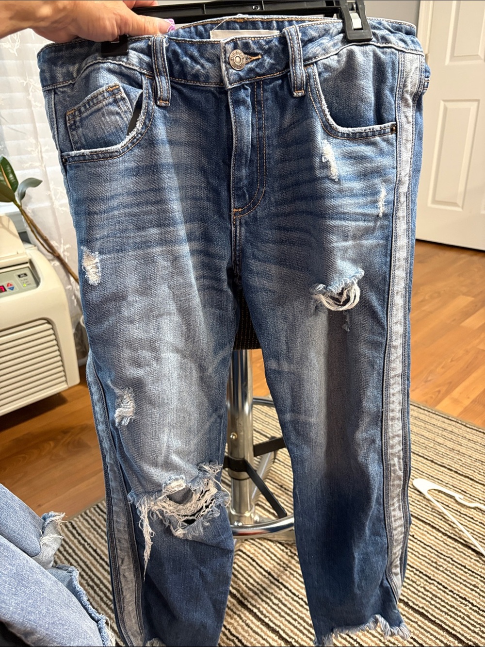 Relaxed Distressed Women's Jeans - Faded Blue